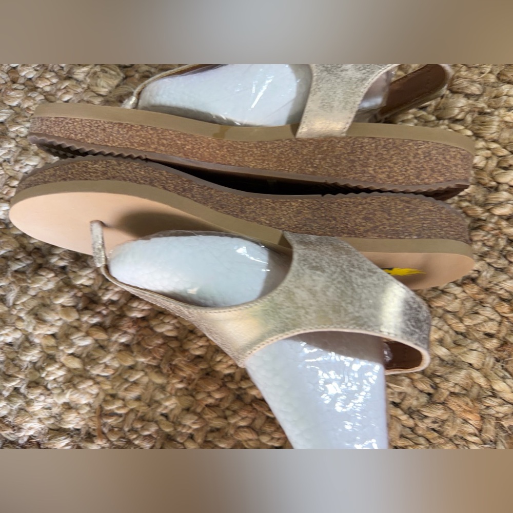 Volatile gold Trek TStrap Wedge  Womens 8 Casual‎ Sandals summer travel tropical - Picture 6 of 11